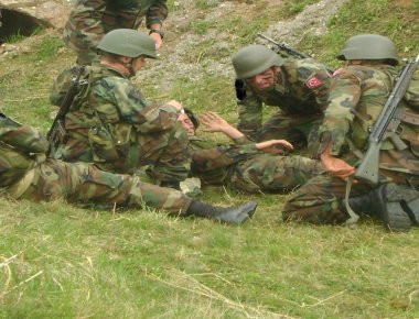 ΣΟΚ: Τούρκος λοχίας σκότωσε στρατιώτη επειδή μιλούσε στο τηλέφωνο! (φωτό)